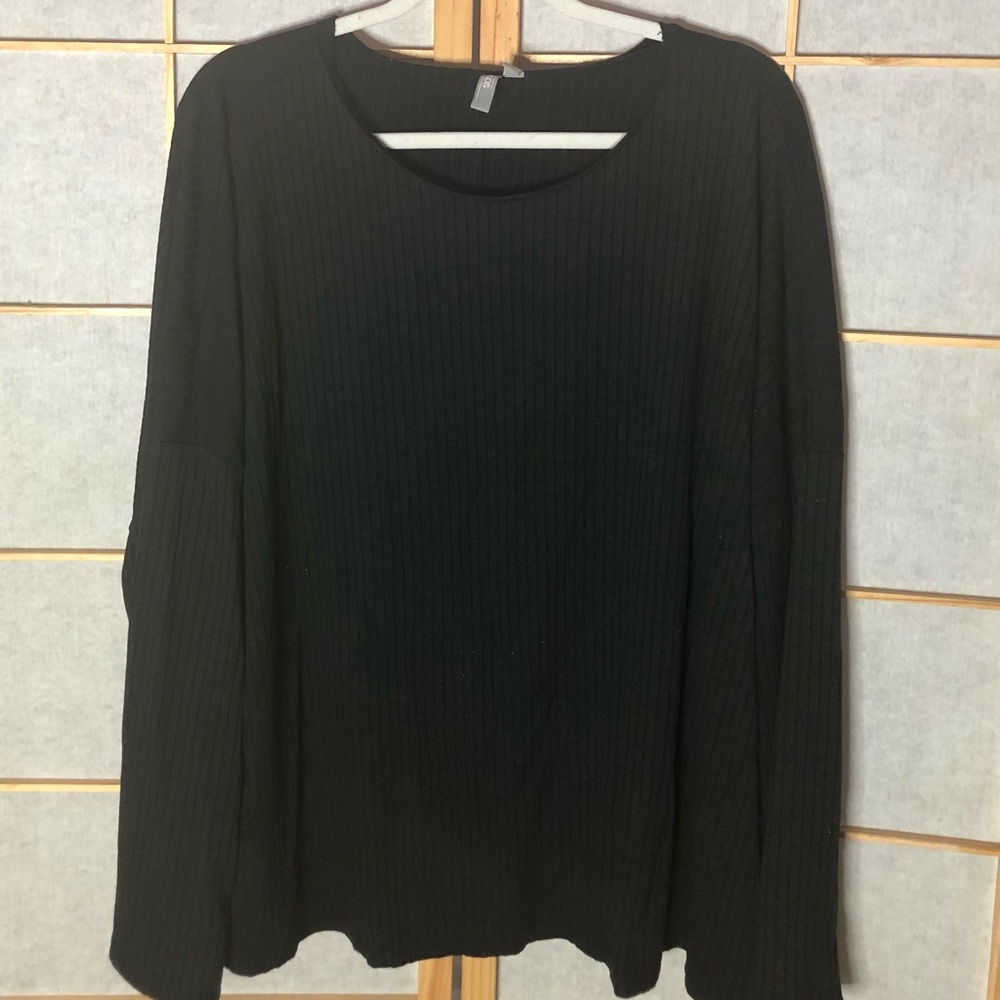 ribbed black sweatshirt